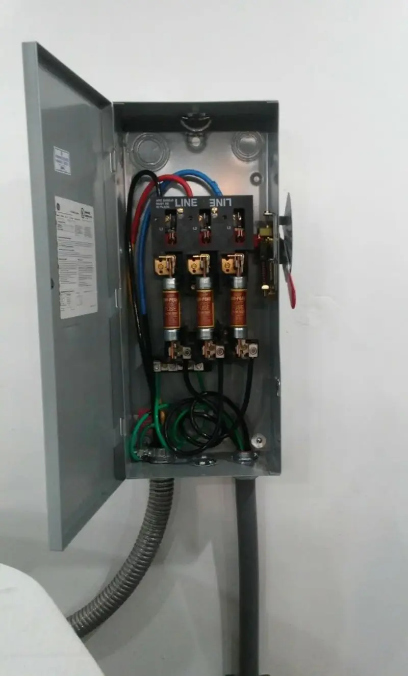 Three-phase disconnect switch installed for Smoke Detector Installation in Tuxedo